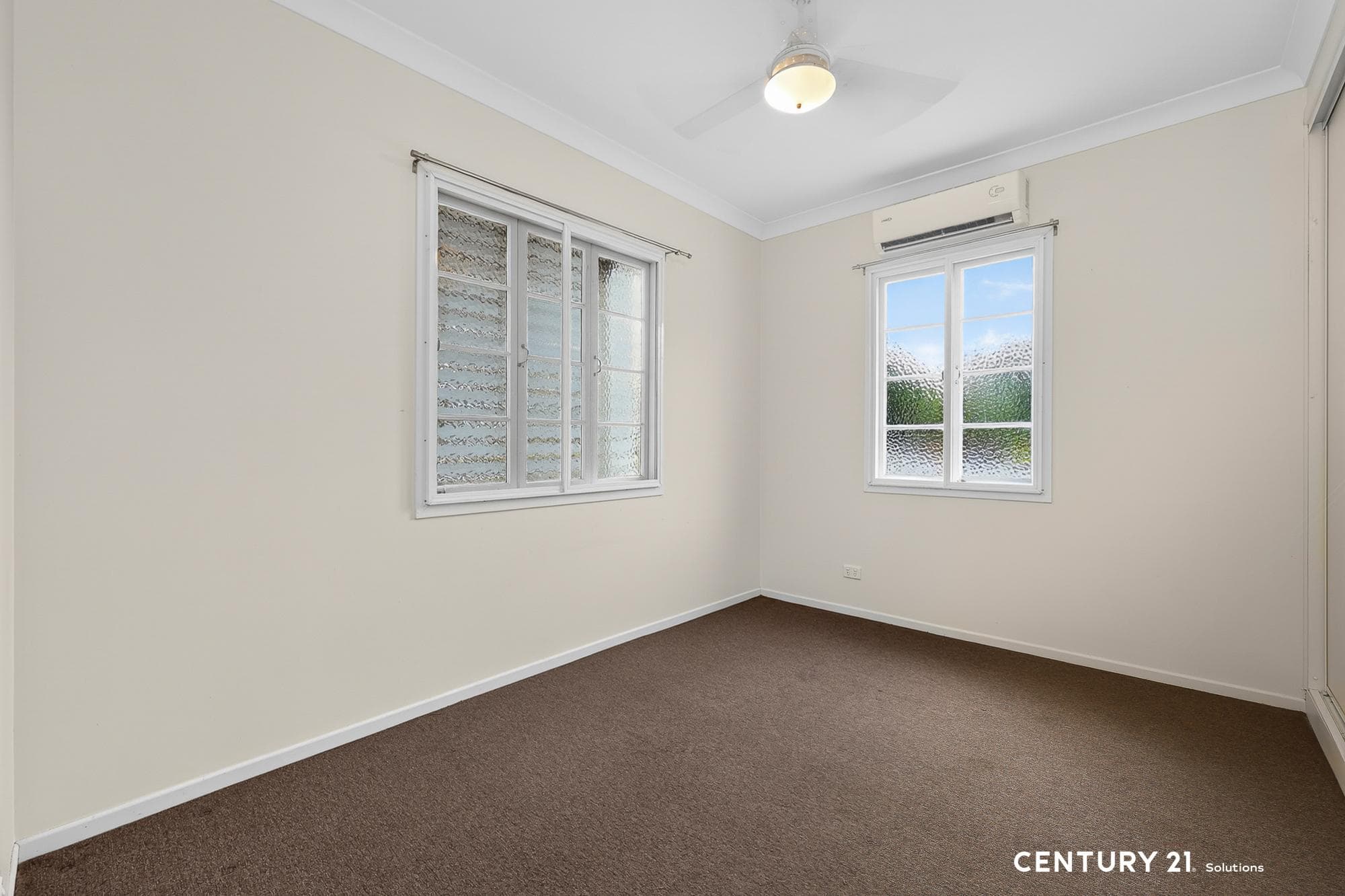 Airconditioned. Built-ins throughout.
