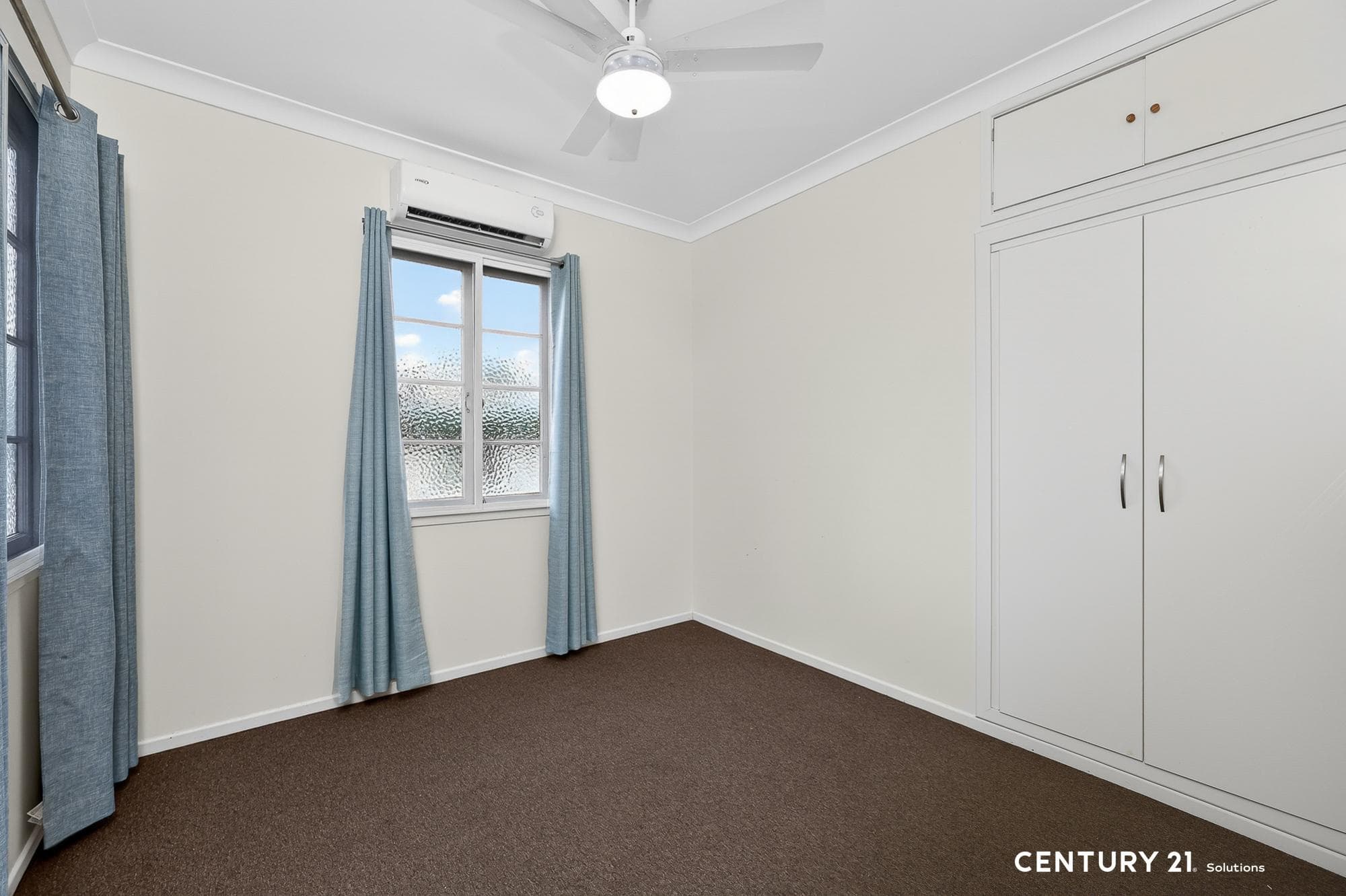 Airconditioned. Built-ins throughout.