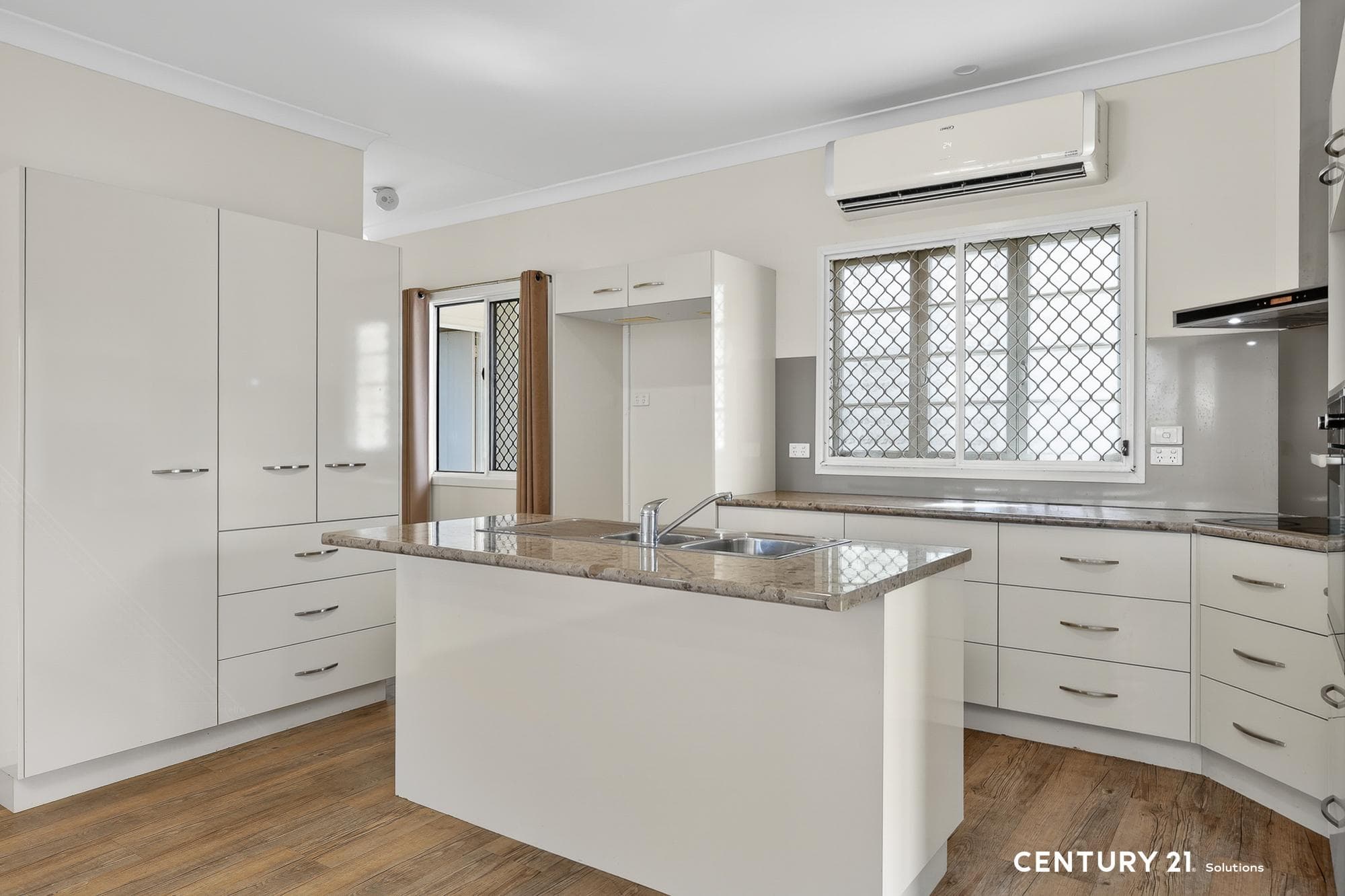 Airconditioned. Built-ins throughout.