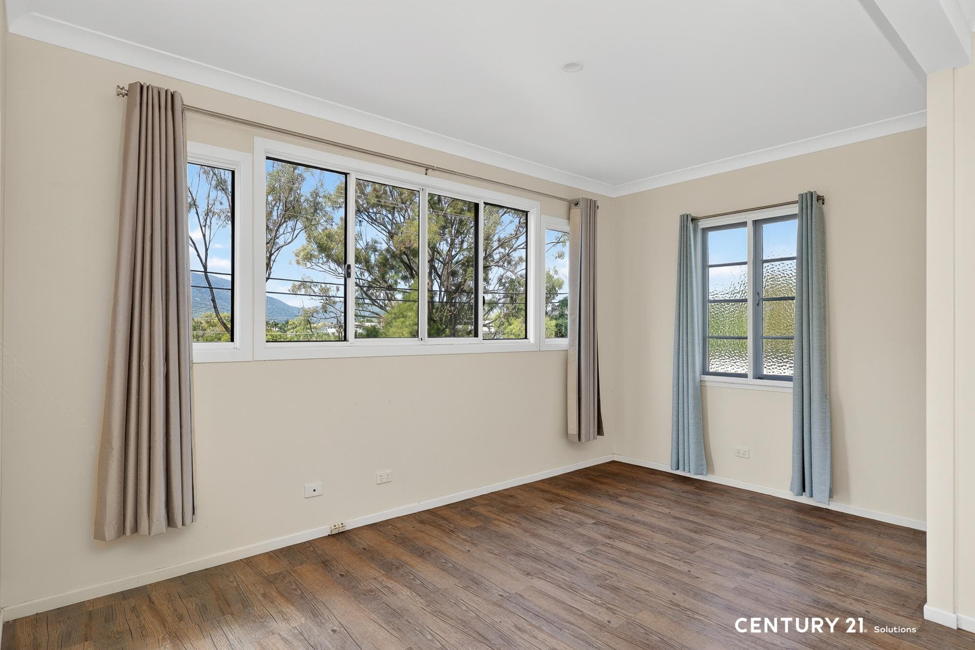 Air-conditioned. Corner light. Mount Archer views.