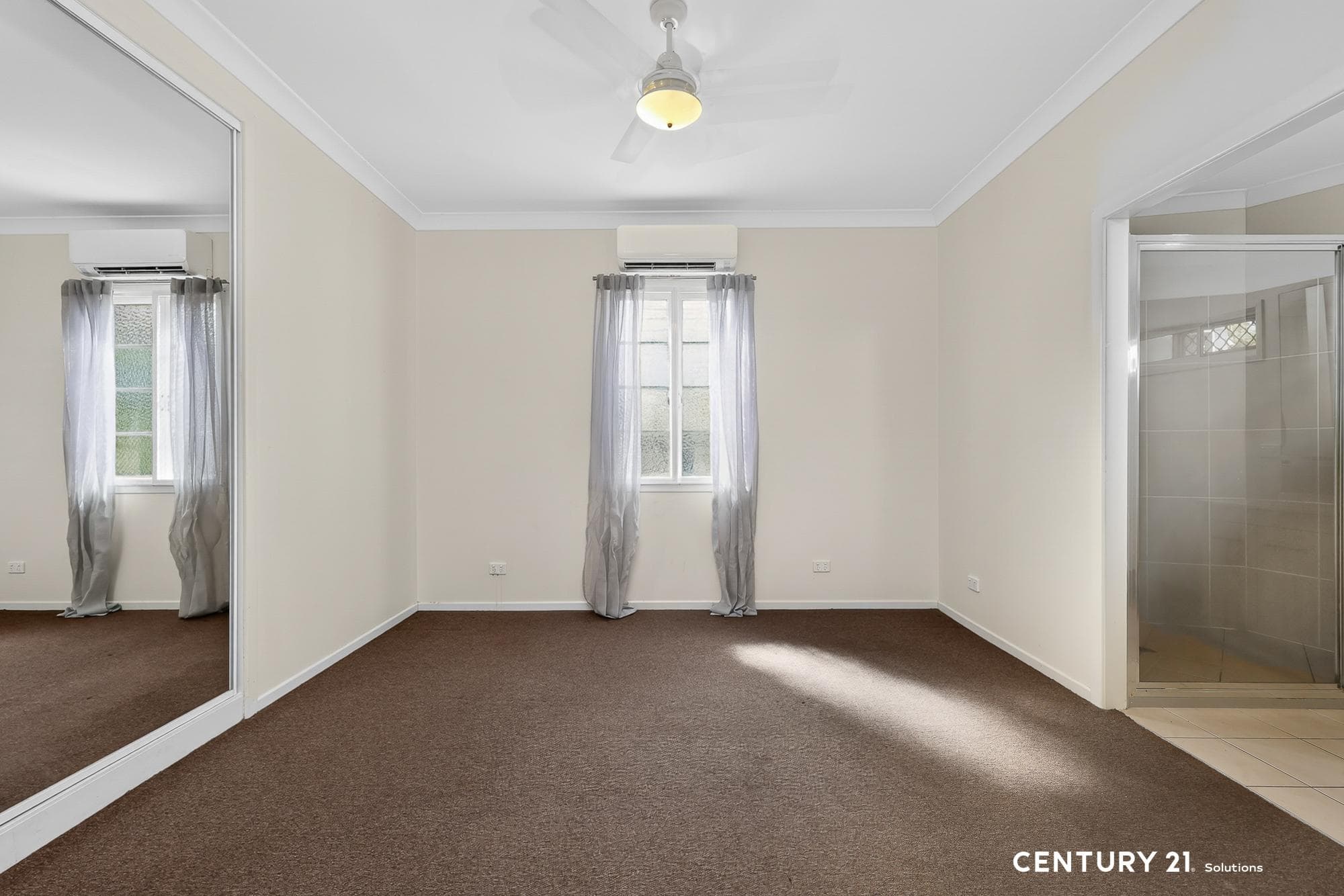 Ensuite. Airconditioned. Built-ins.
